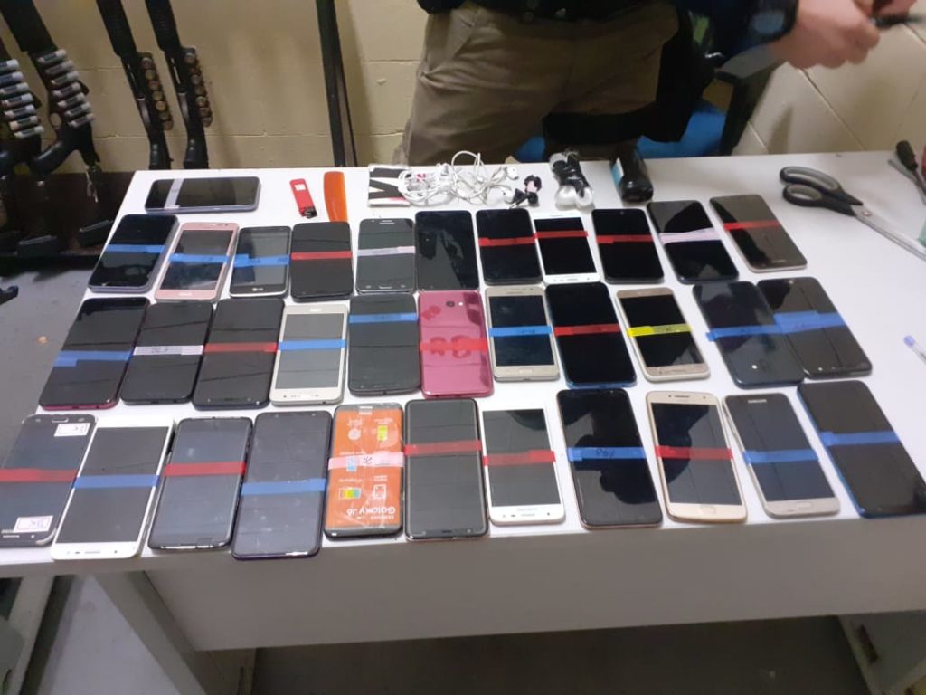 Mulher é presa em penitenciária com mais de 30 celulares escondidos em cadeira de&nbsp;rodas