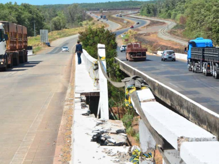 Parte quebrada na ponte do Estreito dos Mosquitos oferece risco a&nbsp;motoristas