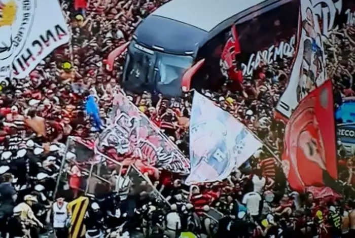 Confusão marca chegada do Flamengo a aeroporto no Rio de&nbsp;Janeiro