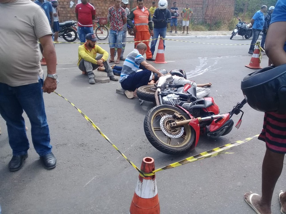 Casal morre após motocicleta bater em&nbsp;ônibus