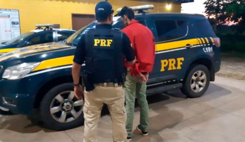Homem suspeito de roubo é preso em abordagem da&nbsp;PRF