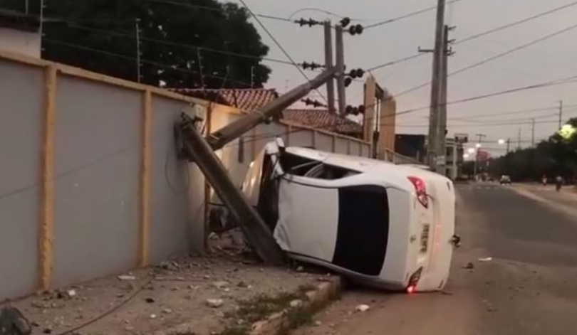 Vídeo mostra carro capotado e poste partido ao meio após acidente em&nbsp;ITZ