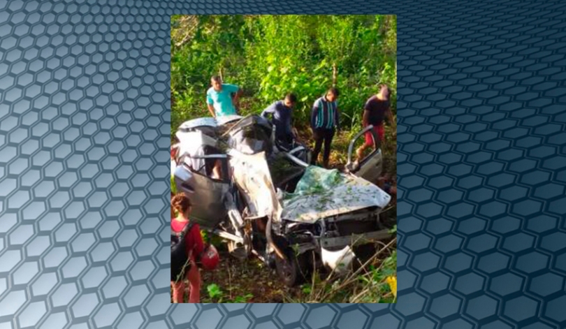 Carro capota, e dois ocupantes morrem após motorista dormir ao&nbsp;volante