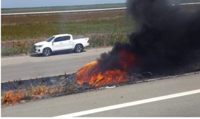 Veículo capota e pega fogo na BR-135