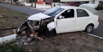Condutor perde o controle e colide veículo contra poste na&nbsp;capital