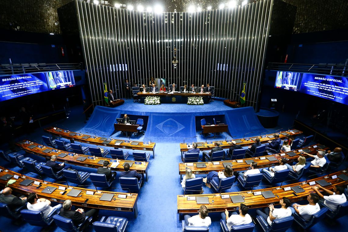 Senado aprova redução na idade mínima para laqueadura