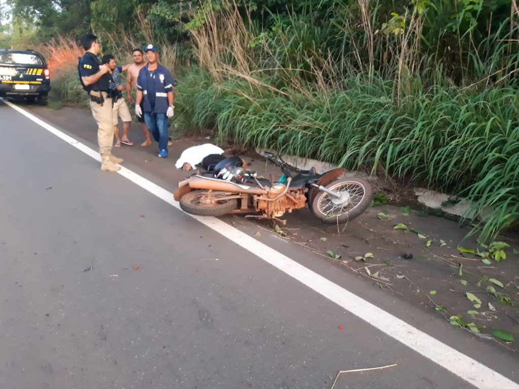 Idoso morre ao colidir em galhos de árvores e cair de motocicleta na&nbsp;BR-226