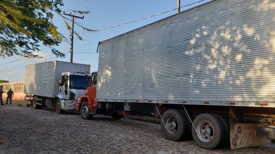 Operação policial apreende caminhões com material&nbsp;contrabandeado