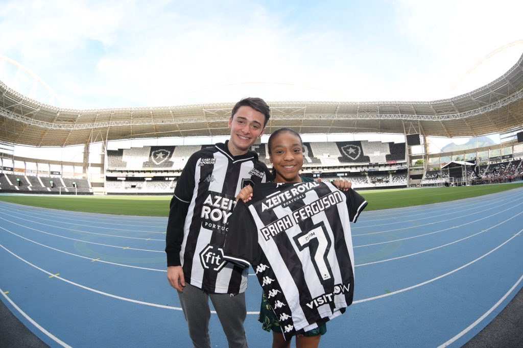 Ator de Stranger Things desembarca em São Paulo com camisa do&nbsp;Botafogo