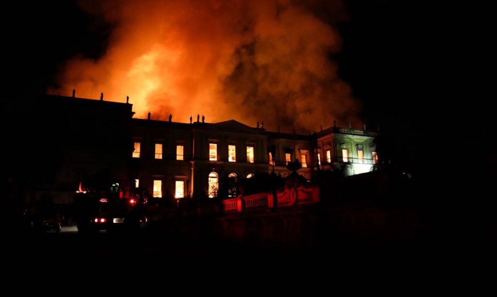 Cedae é multada por falta de água durante incêndio no Museu&nbsp;Nacional