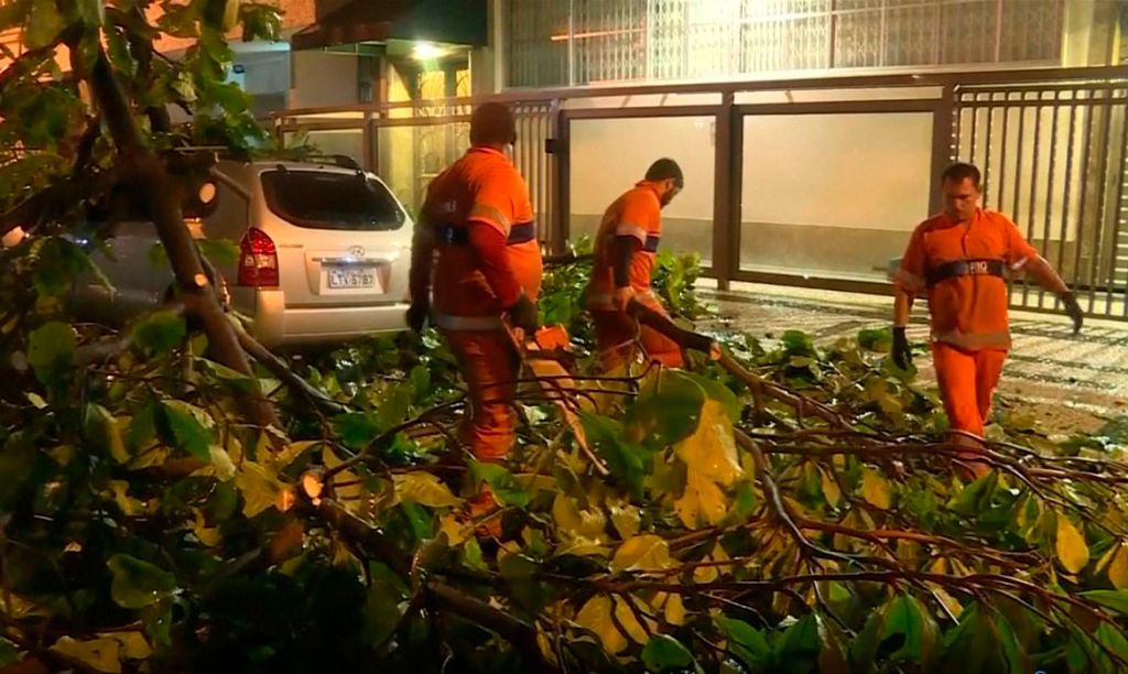 Rio: chuva causa deslizamento e atinge área de lazer em prédio no&nbsp;Leme