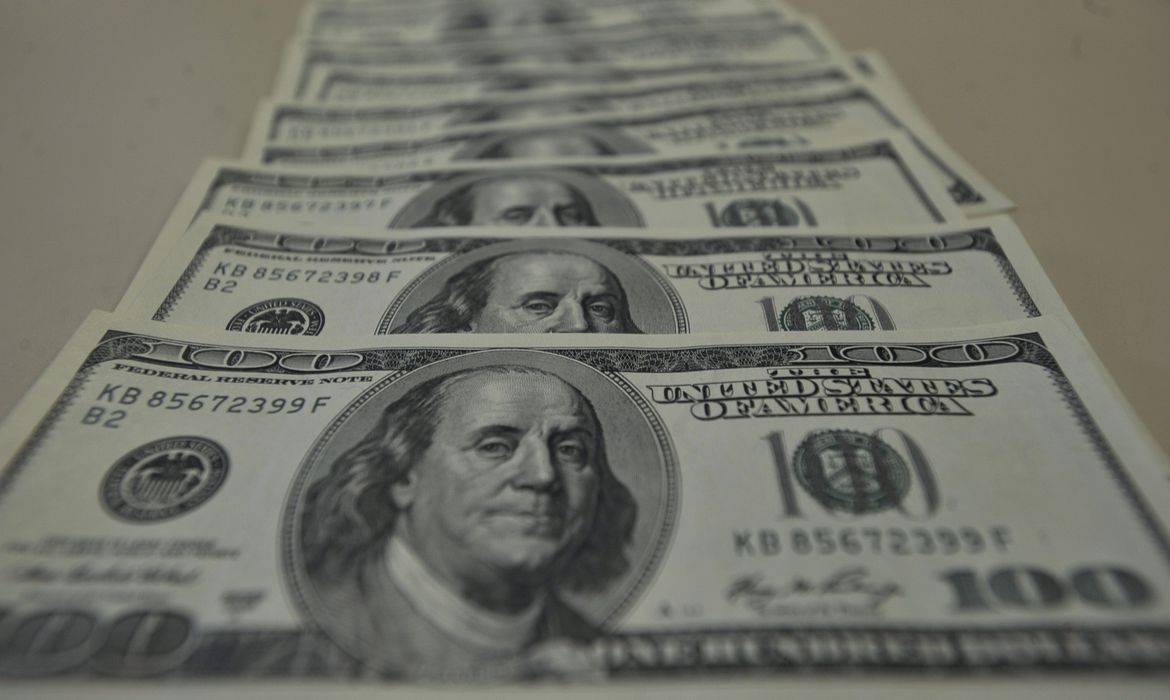 Dólar passa de R$ 4,36 e renova recorde desde criação do real