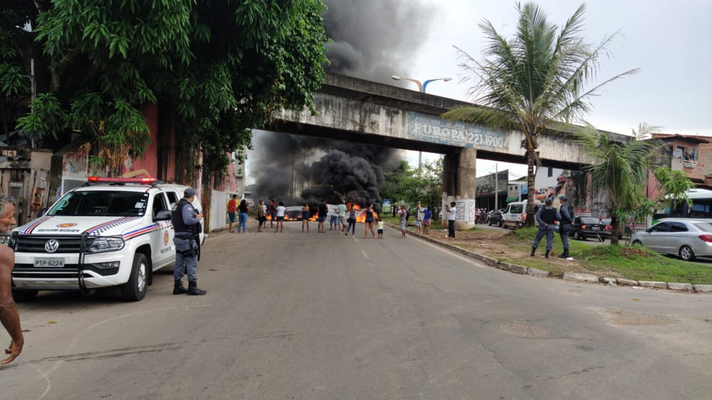 Protesto na Avenida dos Africanos causa grande congestionamento