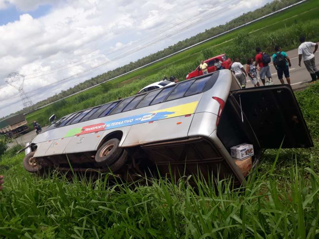 Micro-ônibus tomba na BR-135/MA, no Campo de&nbsp;Peris