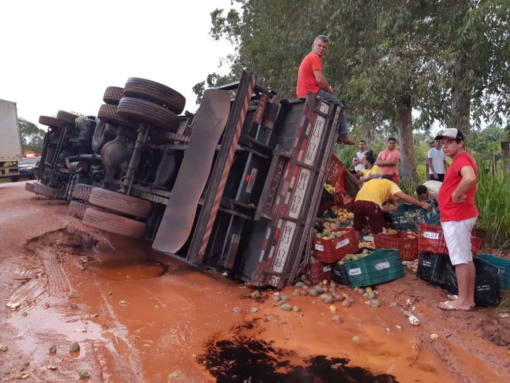 Caminhão verdureiro tomba na BR-316, em Zé&nbsp;Doca/MA