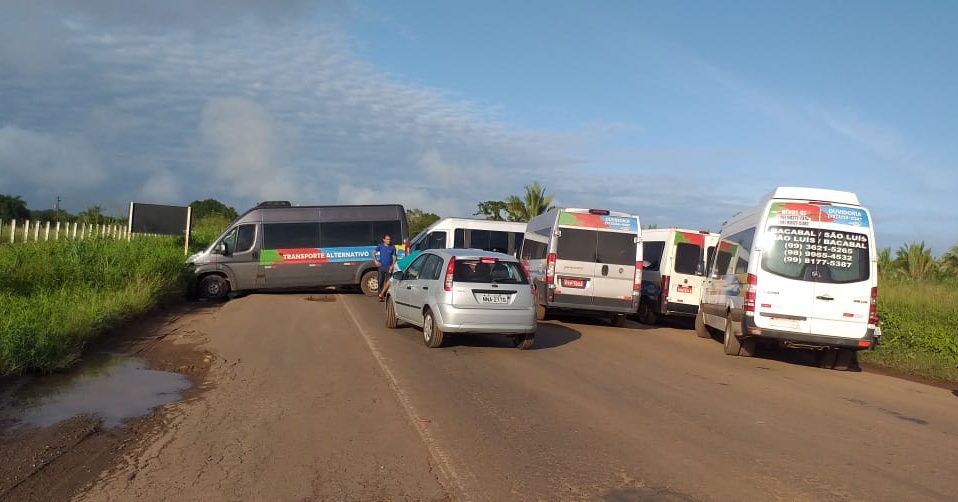 Motoristas de vans interditam a BR-135 em Miranda do&nbsp;Norte