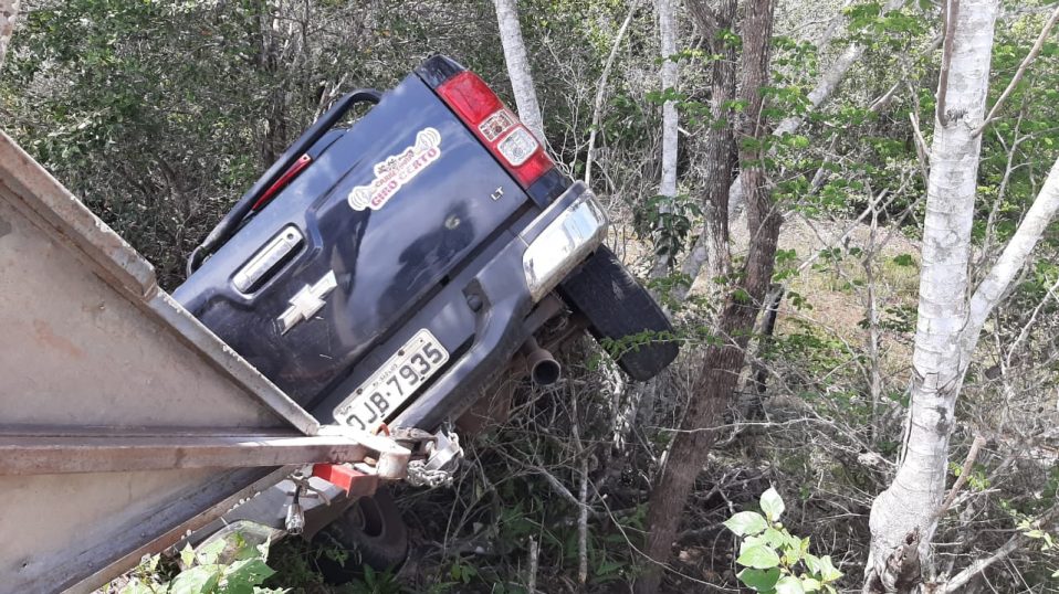 Idosa de 70 anos é arremessada de caminhonete após acidente na&nbsp;BR-402