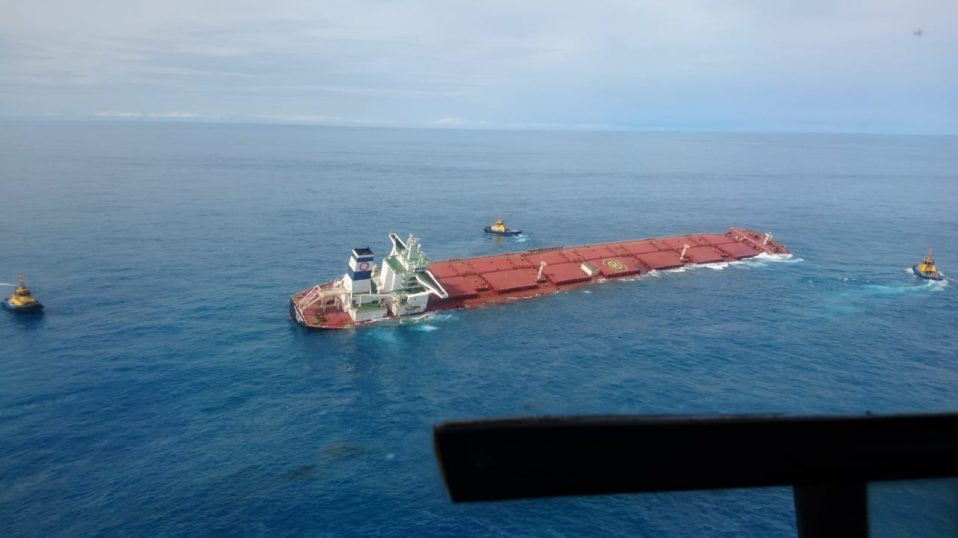 Navio mercante Stellar Banner está parcialmente submerso; veja resgate de&nbsp;tripulação