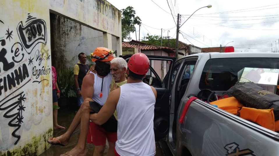 Bombeiros seguem retirando famílias de áreas afetadas por enchentes no&nbsp;MA.