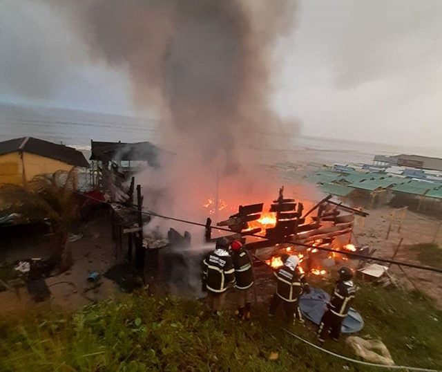 Bombeiros controlam incêndio em bar na praia do&nbsp;Araçagi