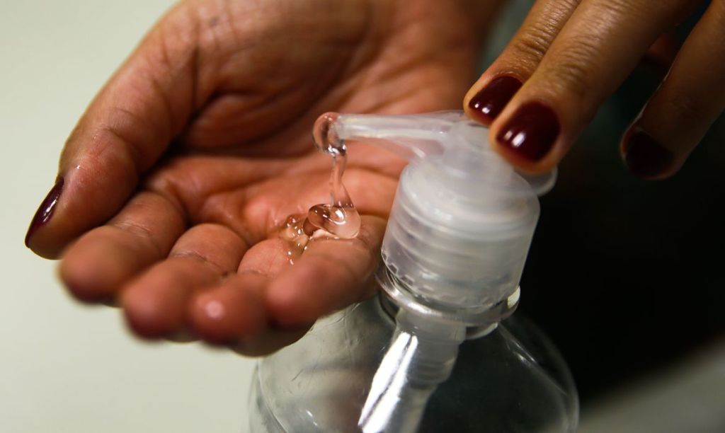 Farmácias de manipulação podem vender álcool gel ao&nbsp;público
