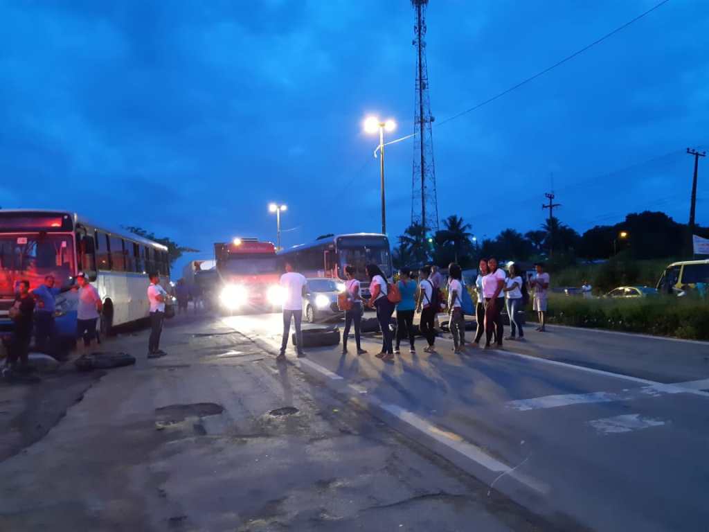 Estudantes bloqueiam BR-135 em reivindicação por melhoria nas&nbsp;vias