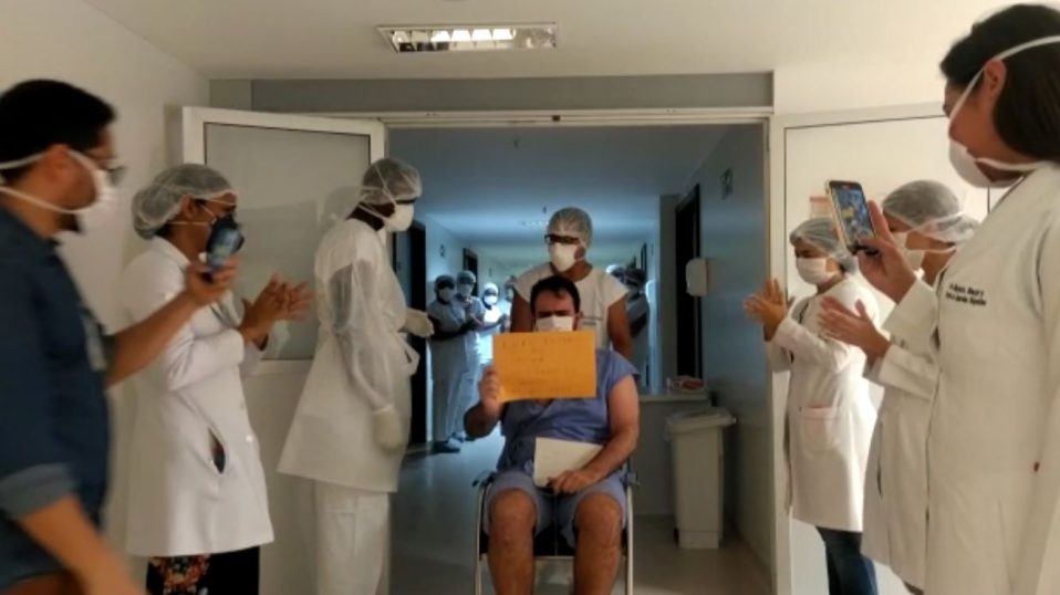 “Eu fui curado do COVID-19″, diz médico após receber alta hospitalar no&nbsp;MA