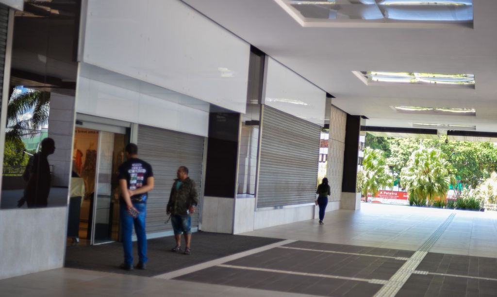 Governador do DF autoriza reabertura de lojas de móveis e&nbsp;eletro