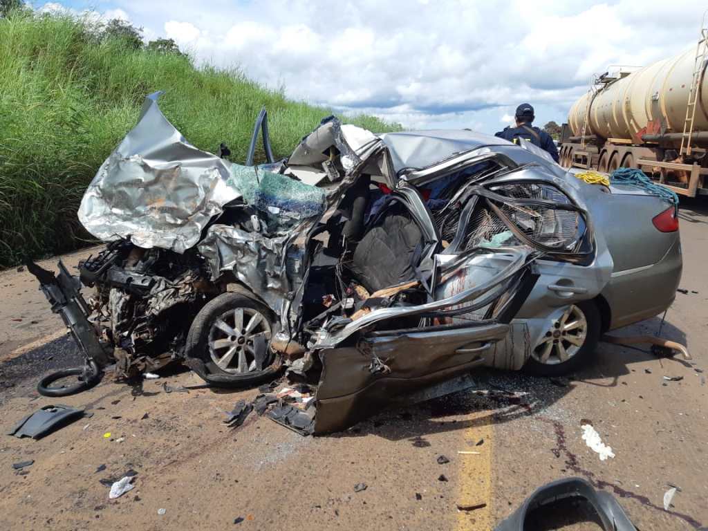 Colisão frontal deixa dois mortos na&nbsp;BR-230