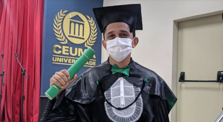 Jovem que cantava nos ônibus para pagar a faculdade se forma em medicina no&nbsp;Maranhão
