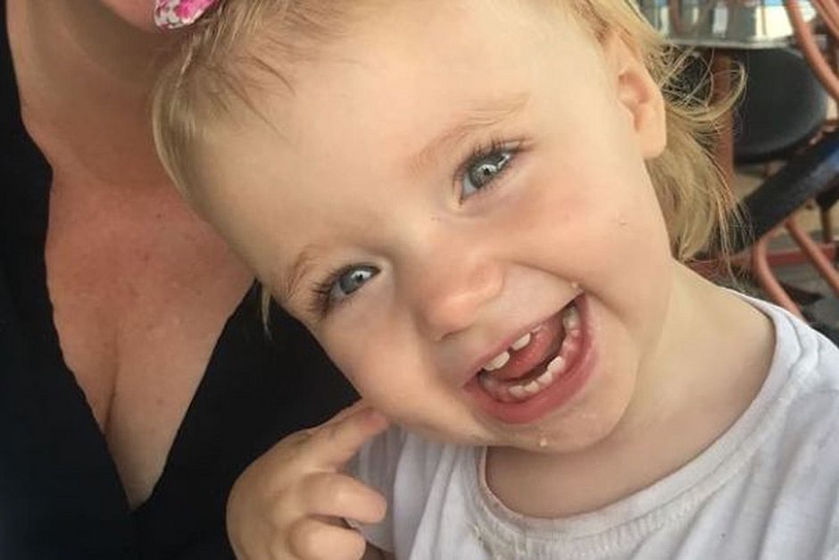Criança de 3 anos morre dentro de carro enquanto a mãe e o namorado viam&nbsp;série