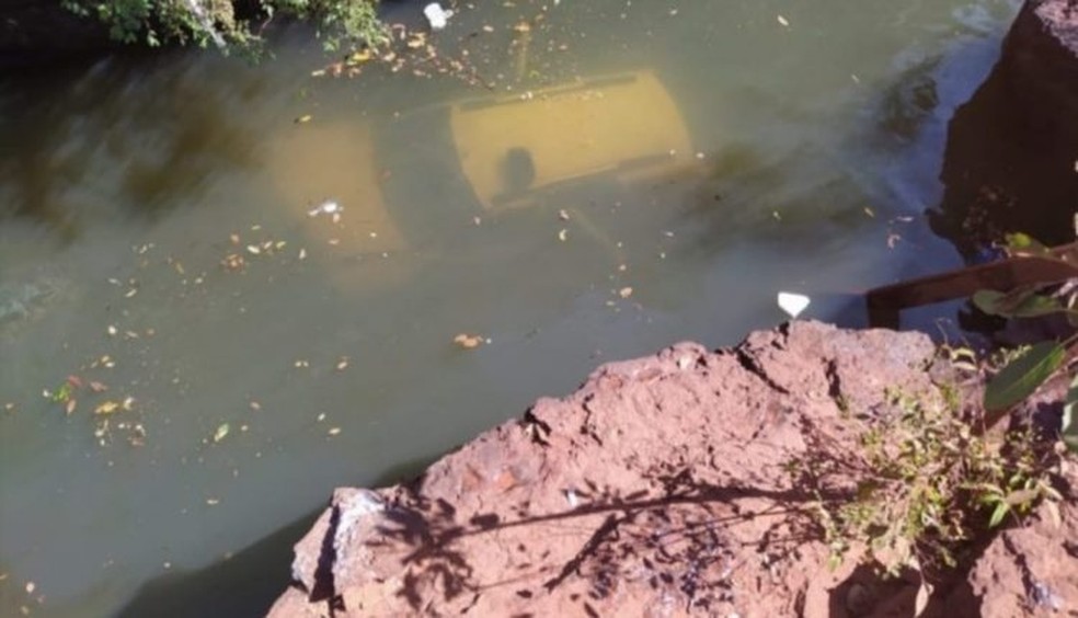 Carro cai de ponte, afunda em rio e família é resgatada em Imperatriz; criança precisou ser&nbsp;reanimada