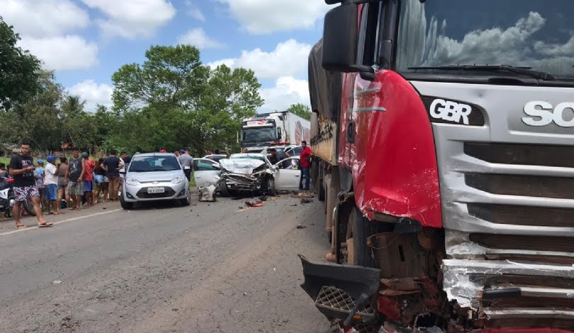 Acidente entre caminhão e carro de passeio deixa mortos e feridos na&nbsp;BR-135