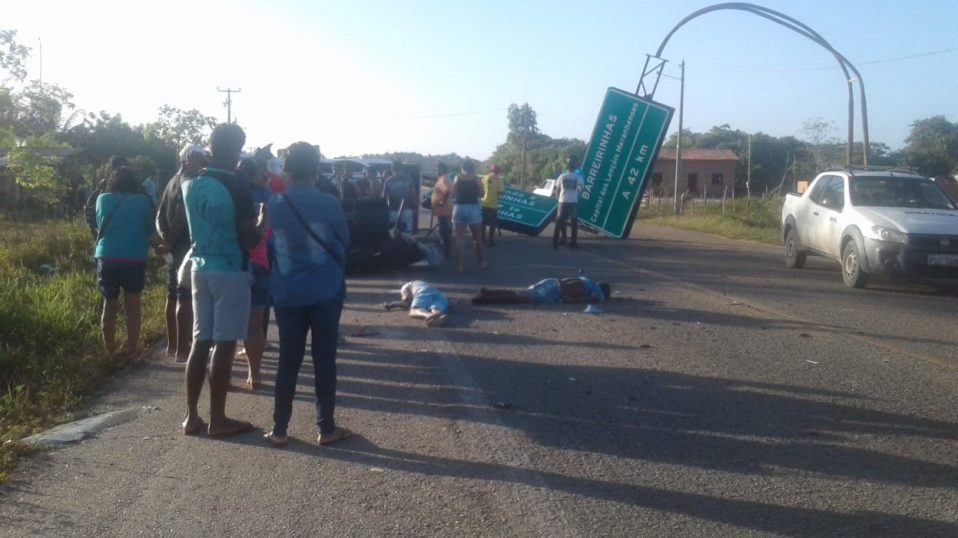Turistas morrem ao sacarem de veículo que bateu em placa na BR&nbsp;402