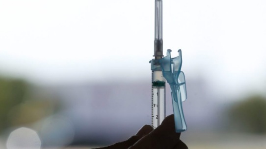 Estudo indica que vacinas aumentam proteção de quem já teve&nbsp;covid-19