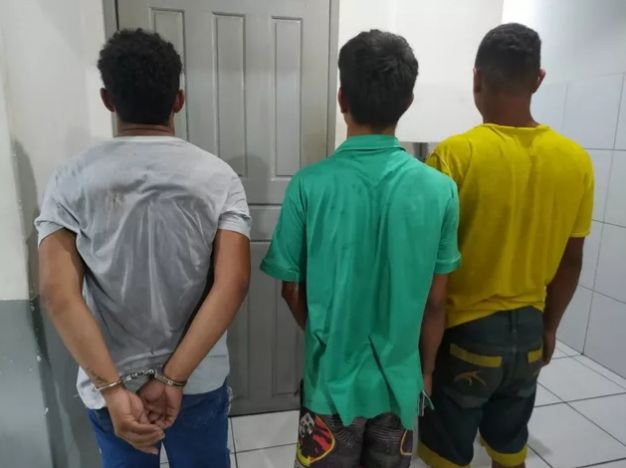 Trio é preso por roubo de veículo e porte ilegal de arma de fogo na Grande São&nbsp;Luís