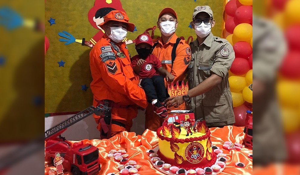 Menino fã dos bombeiros ganha festa de aniversário temática e visita surpresa em São&nbsp;Luís