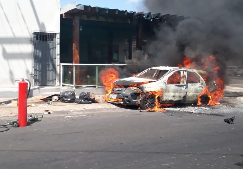 Carro é consumido por chamas na avenida dos&nbsp;Franceses