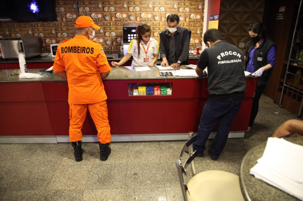 Procon/MA fiscaliza lojas de conveniência em ação conjunta contra&nbsp;aglomerações