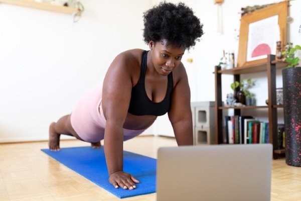 Exercícios rápidos para fazer na hora do almoço do&nbsp;trabalho