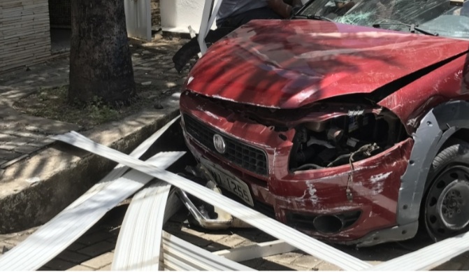 Motorista perde controle de veículo e colide em portão do Grupo&nbsp;Mirante