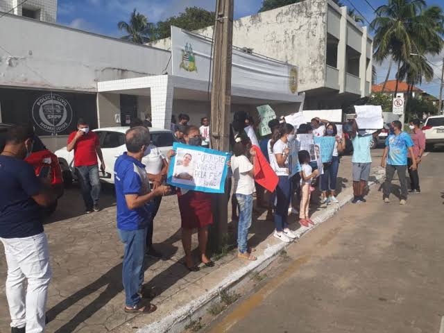 Parentes do suspeito de assassinar Diogo Sarney realizam protesto em frente a&nbsp;SHPP