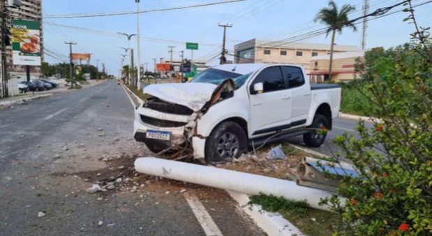 Motorista perde o controle de veículo e bate em poste de iluminação em São&nbsp;Luís