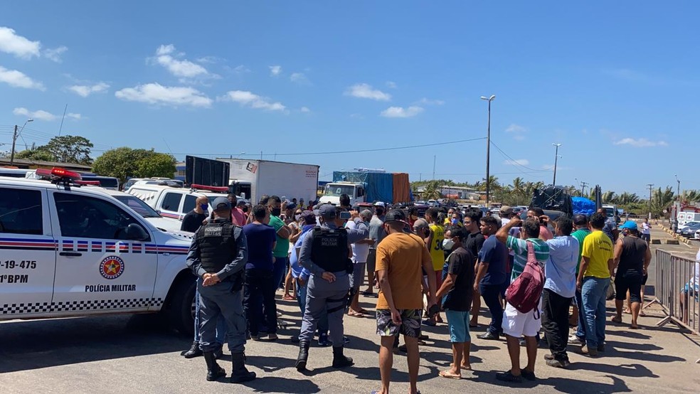 Usuários de ferryboat reclamam da falta de viagens no Terminal da Ponta da&nbsp;Espera