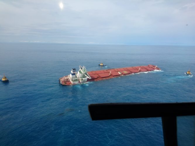 Começou a reflutuação do navio Stellar Banner, encalhado na Baía de São&nbsp;Marcos