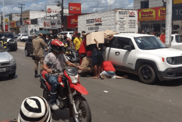 Mulher é atropelada por motocicleta ao atravessar&nbsp;avenida