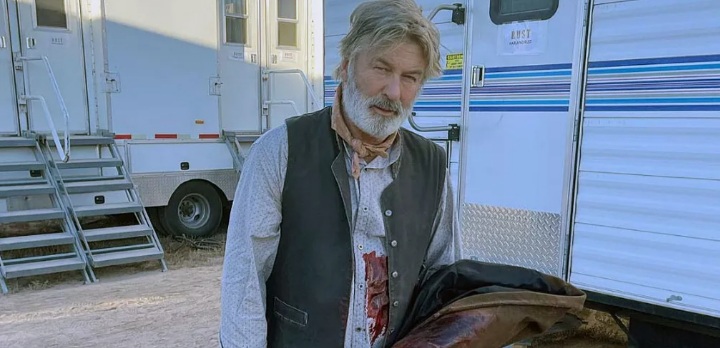 Alec Baldwin mata diretora de fotografia com arma cenográfica durante gravações do filme ‘Rust’
