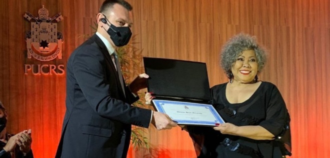 Alcione é homenageada com mérito cultural pela&nbsp;PUC-RS