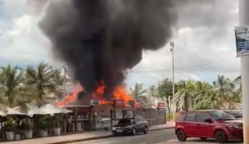 Bar pega fogo na avenida Litorânea na manhã deste domingo&nbsp;(23)