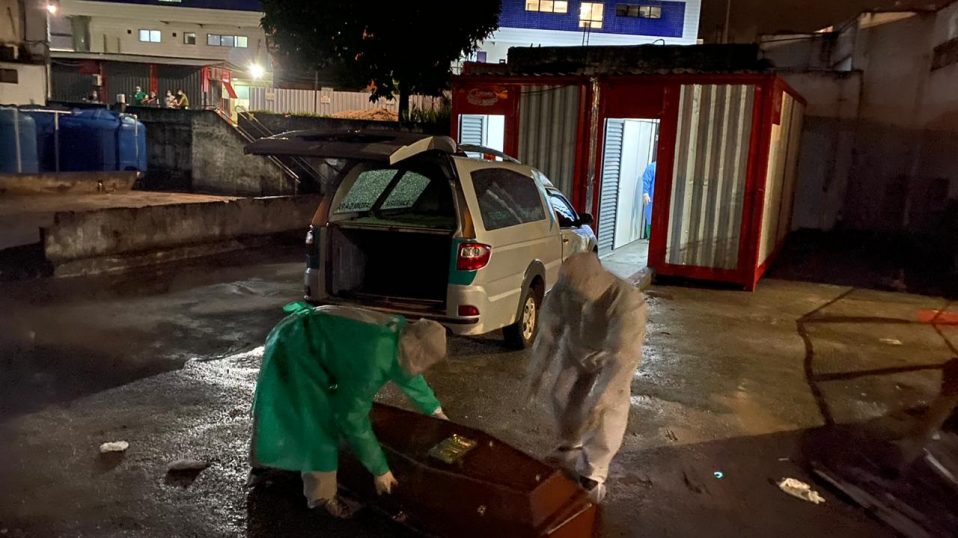 Família denuncia transporte de corpo de suposta vítima de COVID-19 pelo lado de fora de&nbsp;hospital